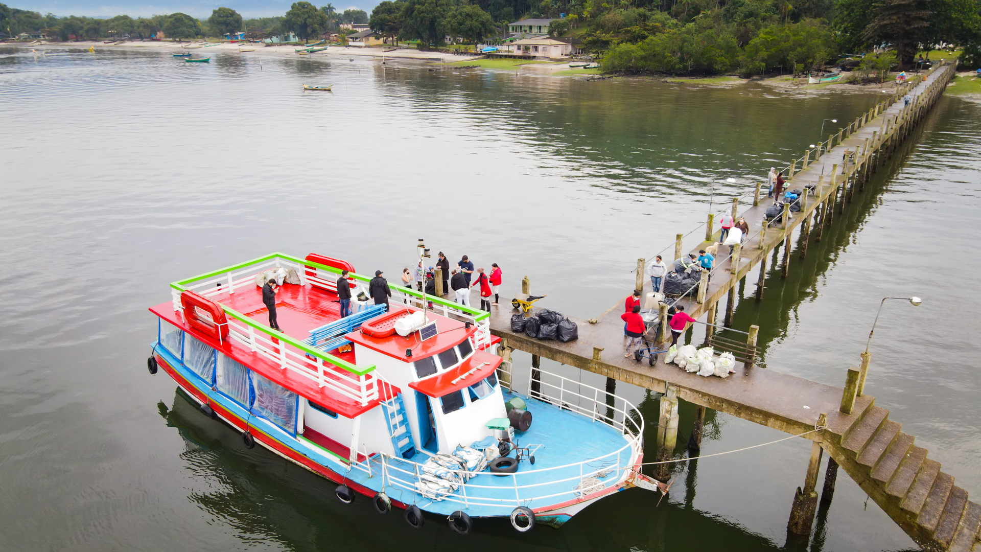 Embarcação itinerante em ponto de coleta do programa Troca Solidária na Ilha dos Valadares