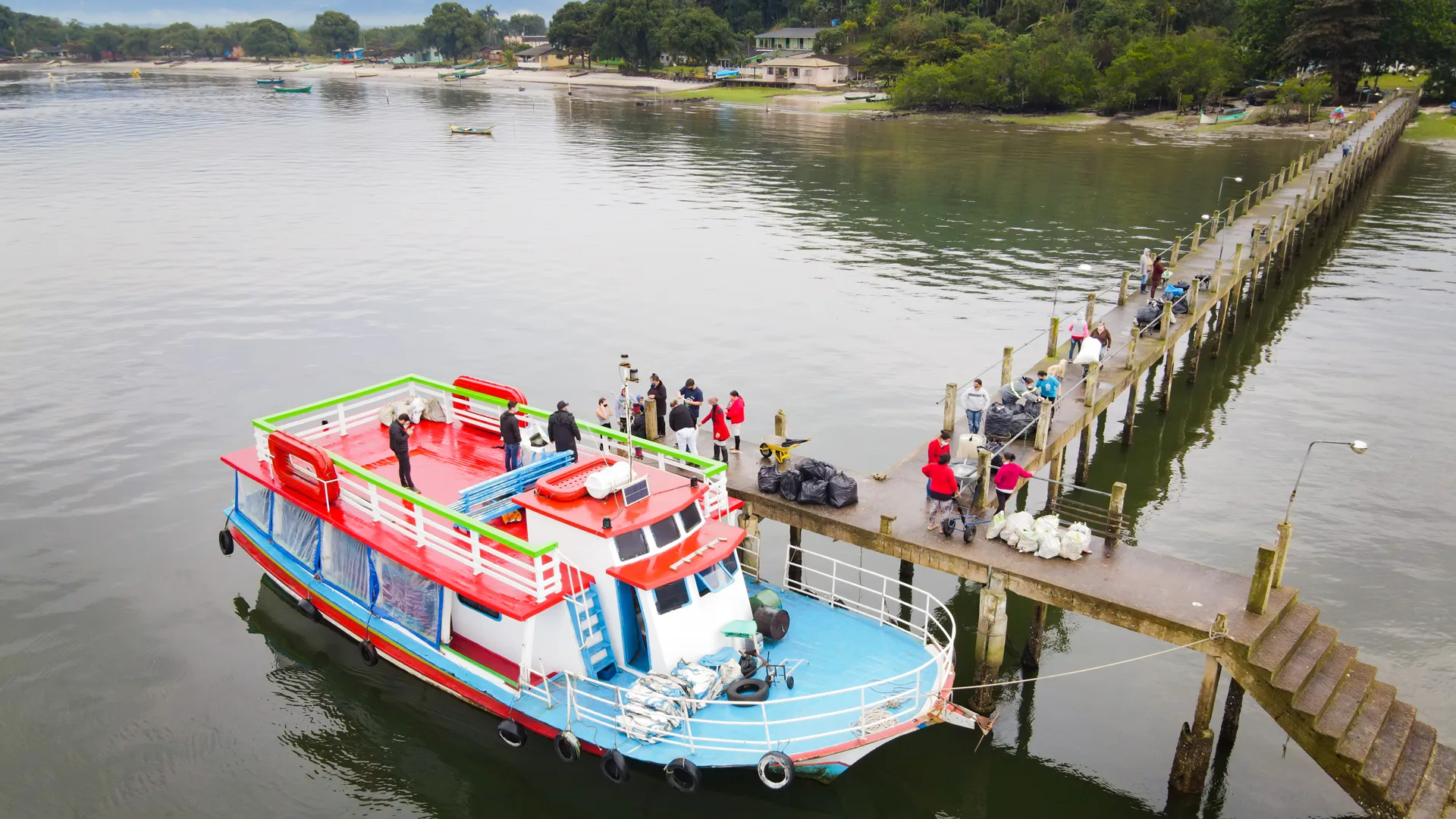 Embarcação itinerante em ponto de coleta do programa Troca Solidária na Ilha dos Valadares
