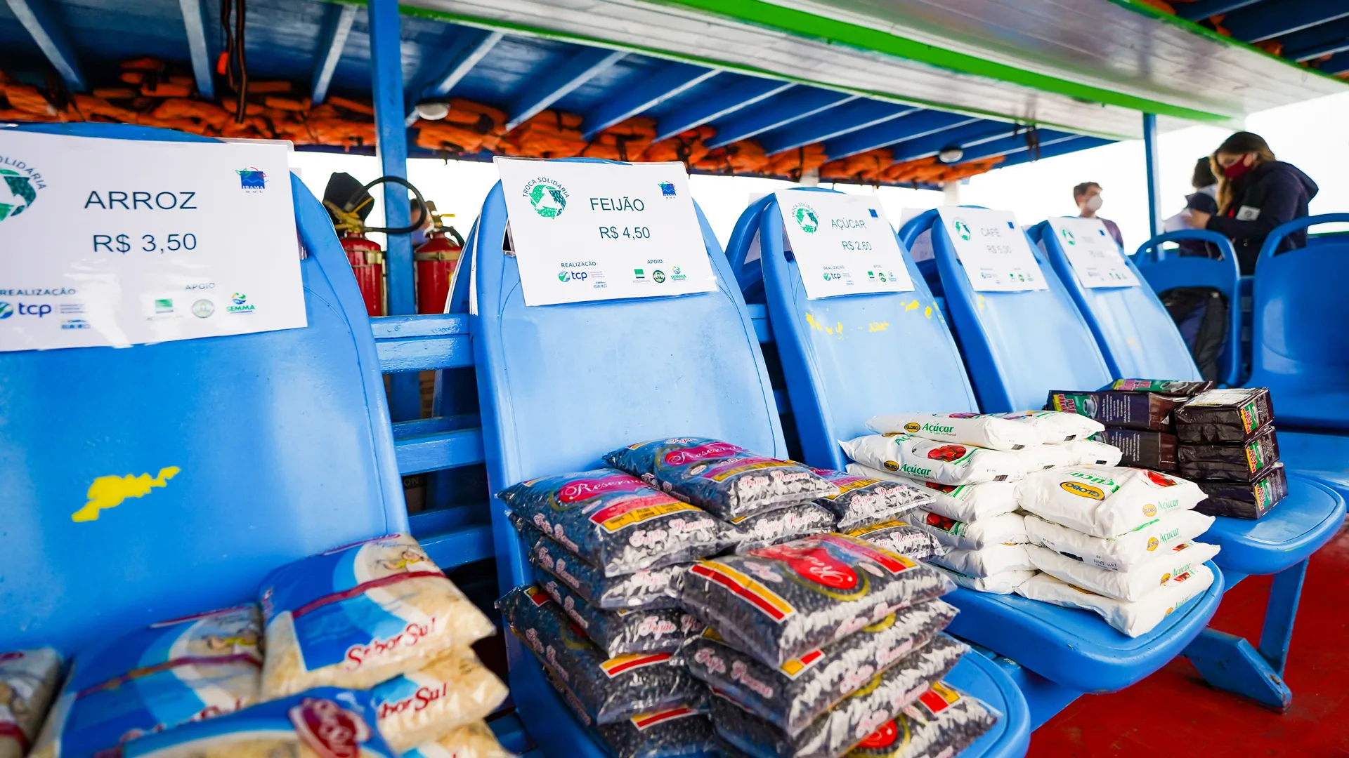 Moedas sociais físicas são nova solução para a troca de produtos no programa Troca Solidária implementado pela TCP