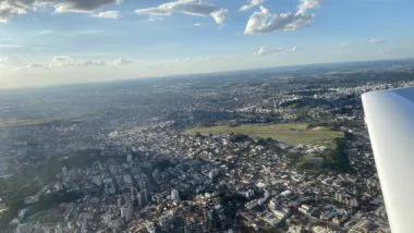 Aeroporto Carlos Prates é usado para aulas de aviação e serviços, mas governo municipal quer transformar a área do aeroporto em casas populares.