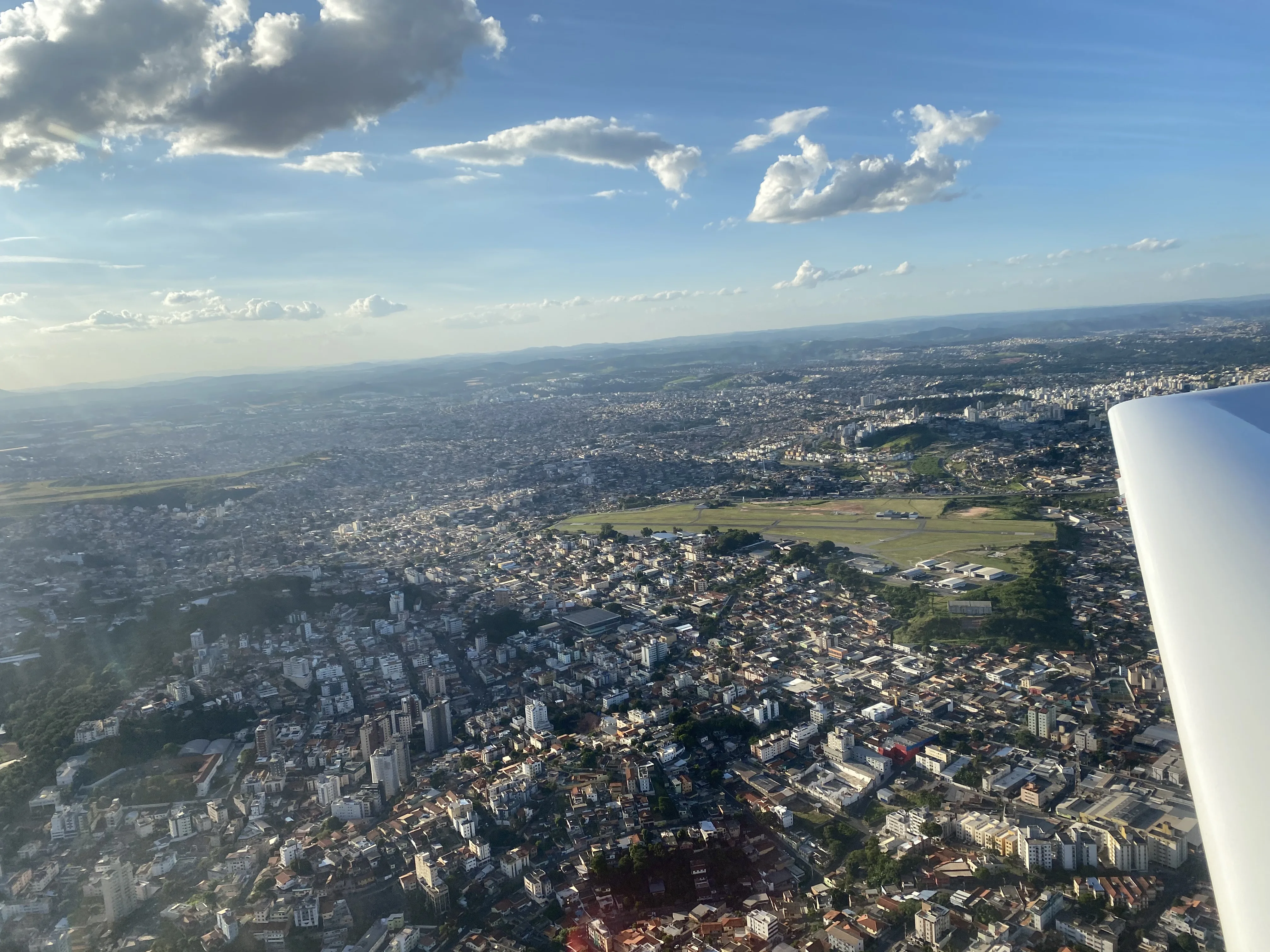 Aeroporto Carlos Prates é usado para aulas de aviação e serviços, mas governo municipal quer transformar a área do aeroporto em casas populares.
