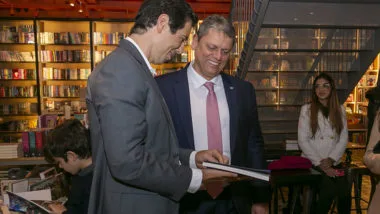 Secretário da Educação de São Paulo, Renato Feder, reconhece que cometeu um erro ao tentar descartar os livros do MEC.