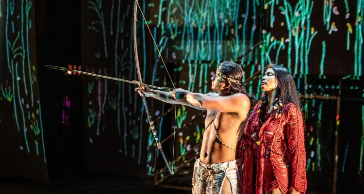 Cena da releitura da ópera 'O Guarani', de Carlos Gomes, que estreou em maio no Theatro Municipal de São Paulo e traz uma defesa das causas indígenas.