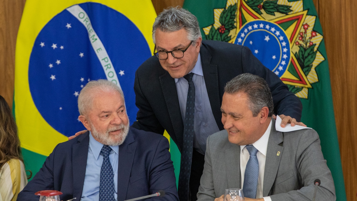 Deputados petistas reclamam de ministros de Lula e dizem que estão com &#8220;excesso de poder&#8221; nas negociações.