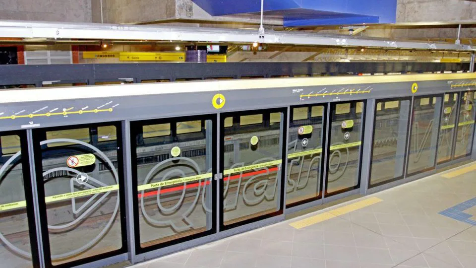 Linha 4 do Metrô com sistema de proteção de vidro na plataforma.