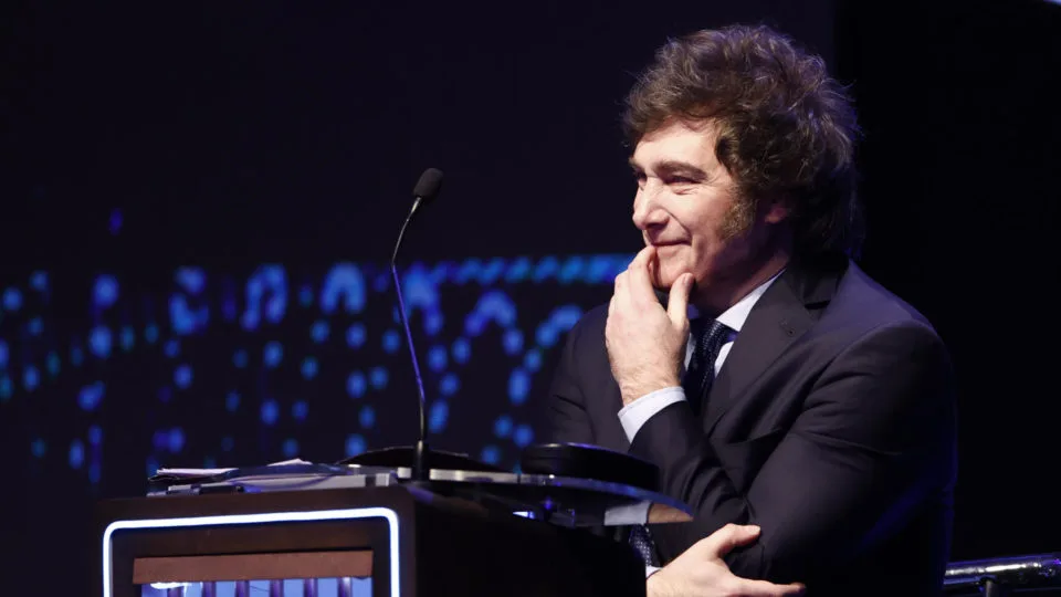 O candidato Javier Milei fala durante debate presidencial realizado em Santiago del Estero, na Argentina.