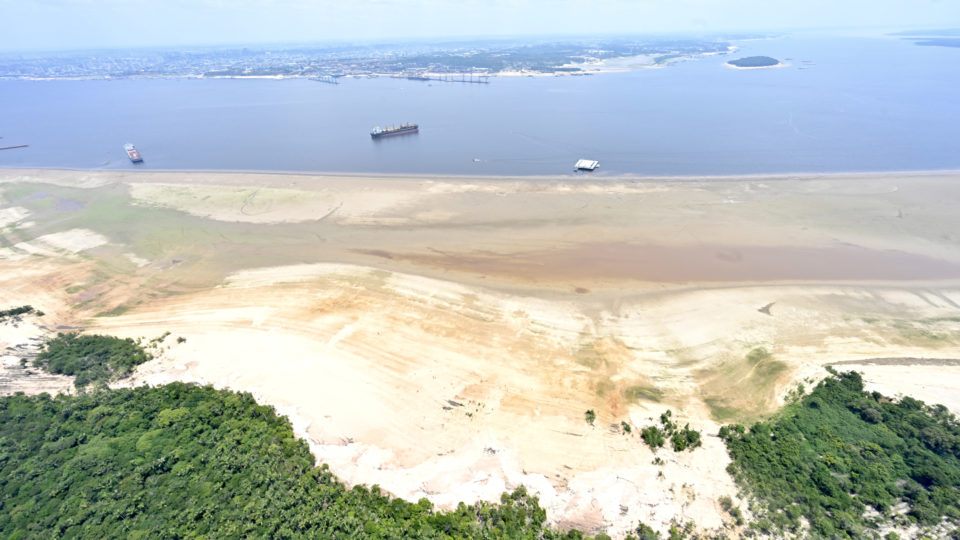 Seca dificulta navegação pelos rios da região amazônica.