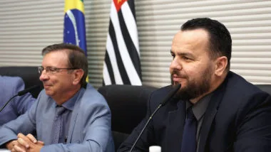 Durval Damiani, chefe de Endocrinologia Pediátrica do Hospital das Clínicas (HC), ao lado do presidente da CPI, deputado estadual Gil Diniz (PL-SP).