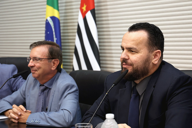 Durval Damiani, chefe de Endocrinologia Pediátrica do HC, ao lado do presidente da CPI, Gil Diniz