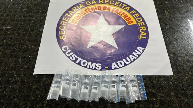 Receita Federal apreendeu nove frascos com células-tronco no Aeroporto de Foz do Iguaçu (PR).