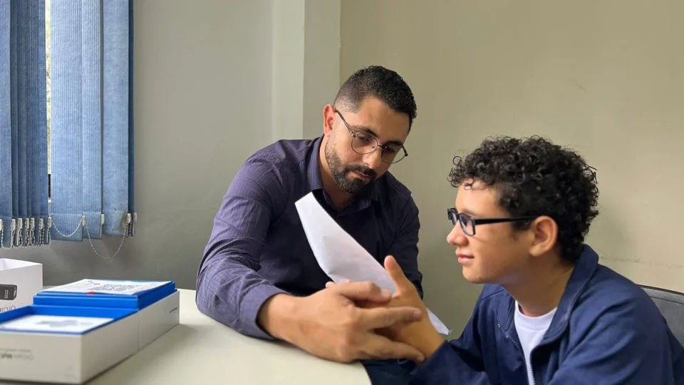 Inteligência artificial está no cerne de dispositivo que consegue ler textos, reconhecer rostos e até identificar produtos e dinheiro.
