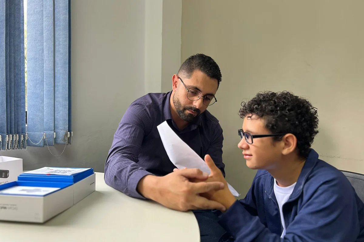 Inteligência artificial está no cerne de dispositivo que consegue ler textos, reconhecer rostos e até identificar produtos e dinheiro.