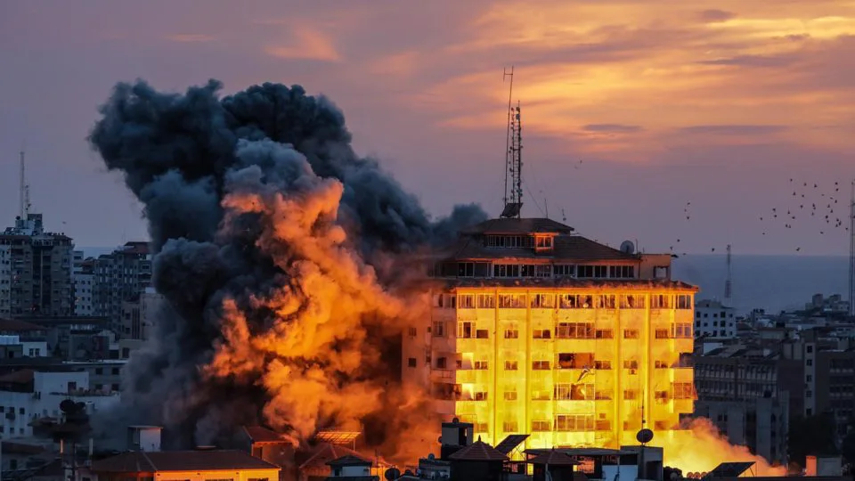 Torre palestina em Gaza após ataque realizado pelo Exército israelense.