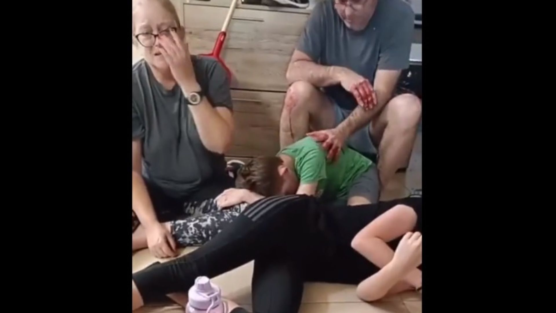 Família israelense é subjugada por terroristas do Hamas: o sangue nas mãos do pai seria o de um terceiro filho assassinado pelos palestinos.