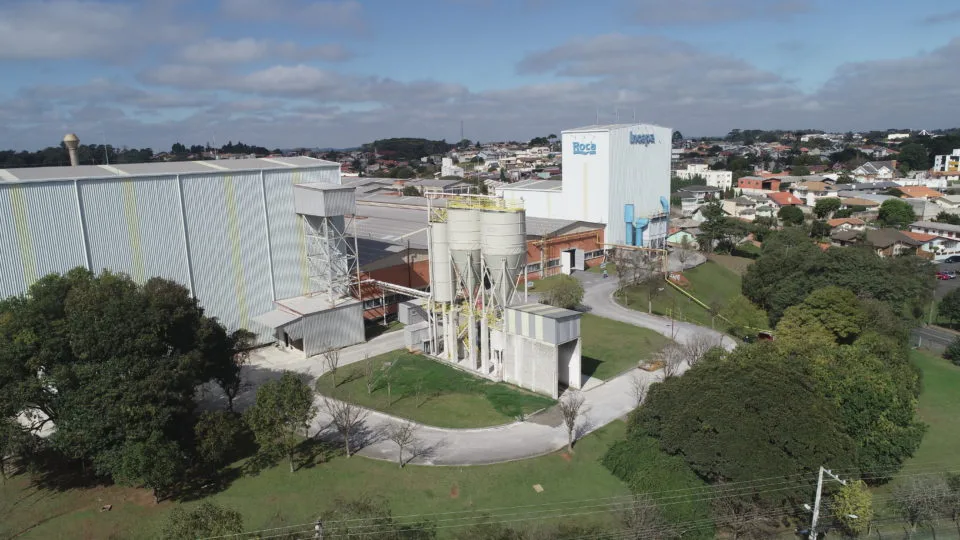 Fábrica da Roca Brasil Cerámica, em Campo Largo, implementou várias iniciativas para tratamento de resíduos, como a compostagem dos resíduos orgânicos do refeitório dos colaboradores