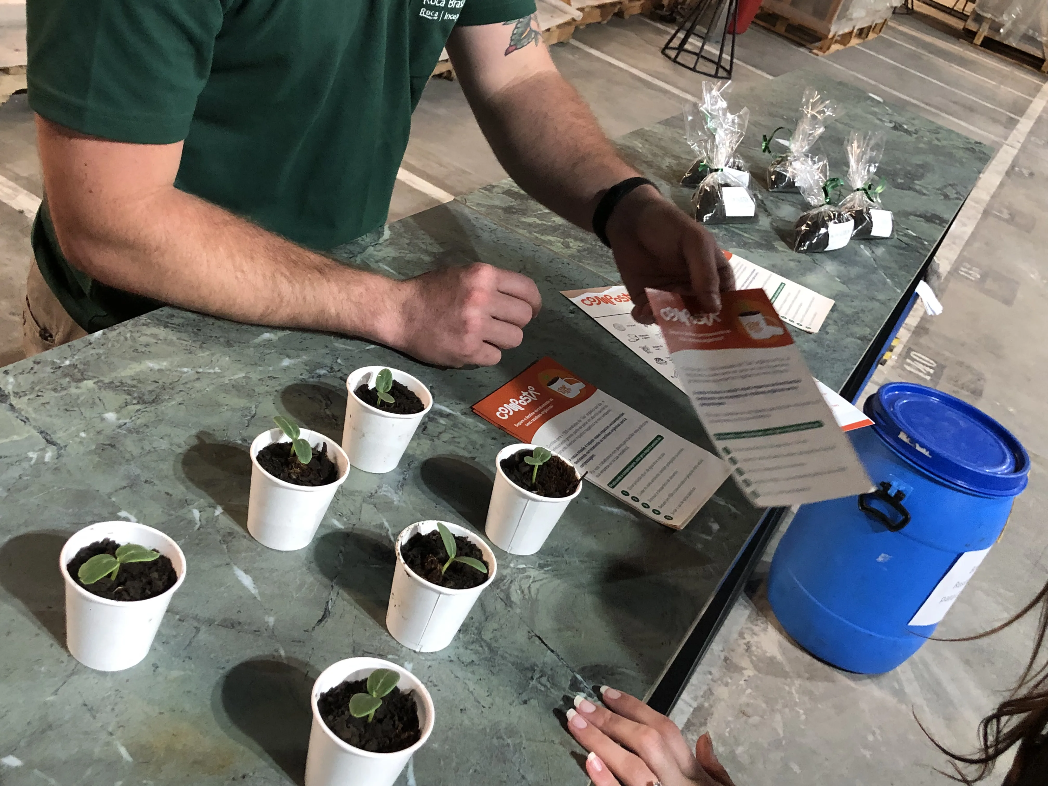 Resíduo orgânico recolhido no refeitório da empresa se transforma em adubo para plantas.