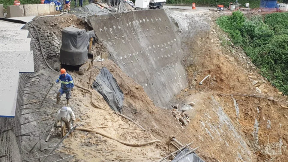 Rodovias do Paraná foram bastante afetadas pelas chuvas. Na Estrada da Graciosa, há risco de novos deslizamentos.