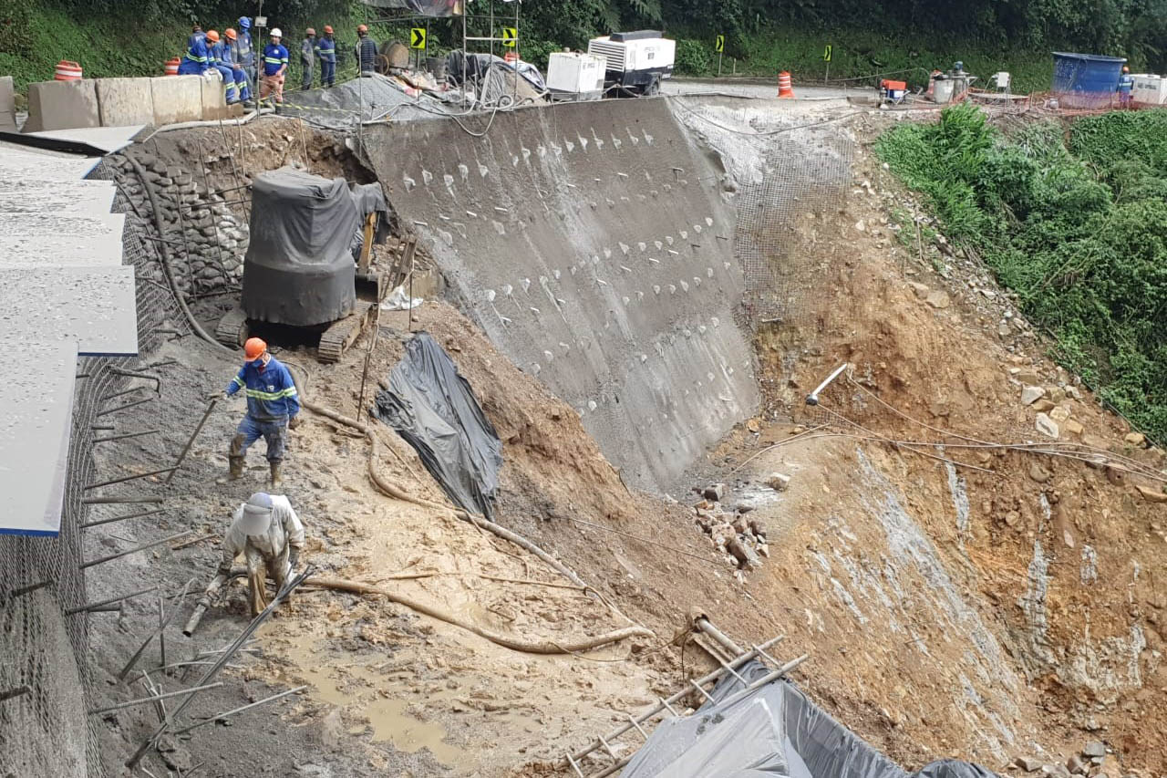 Rodovias do Paraná foram bastante afetadas pelas chuvas. Na Estrada da Graciosa, há risco de novos deslizamentos.