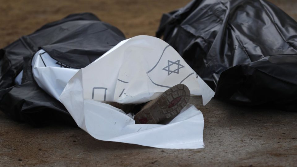 Corpos de israelenses mortos jazem no kibutz Kfar Aza, próximo à fronteira com Gaza, 10 de outubro de 2023.