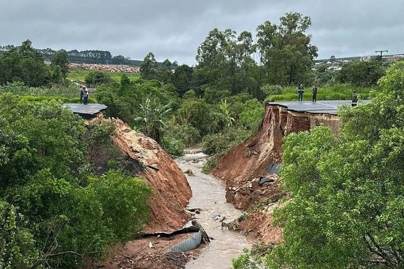 Trecho da PR-151 em Jaguariaíva que cedeu. Rodovia está interditada.