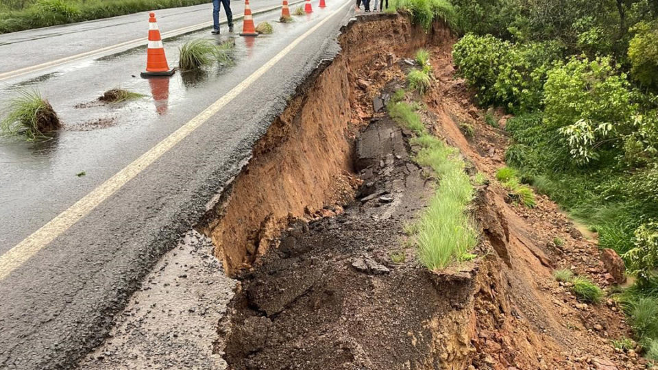 Escorregamento de terra atinge PR-170 entre Guarapuava e Pinhão.