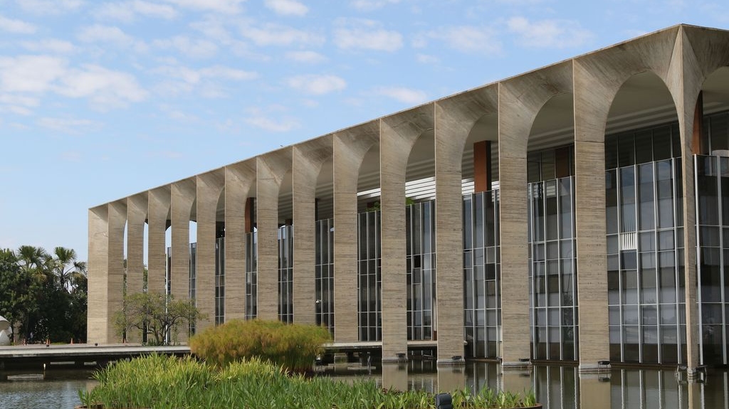 Secretário do Itamaraty afirma que Brasil já classifica grupo como terrorista, embora não mude oficialmente de posição.