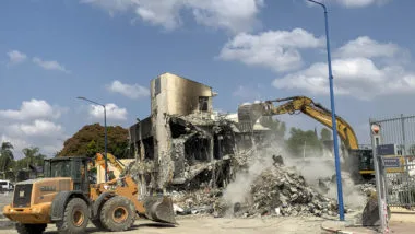 Em Sderot, Israel, ataques do Hamas massacraram dezenas de cidadãos e deixaram edifícios destruídos (como a esquadra da polícia, na foto), veículos queimados, manchas de sangue e um mar de cartuchos nas ruas