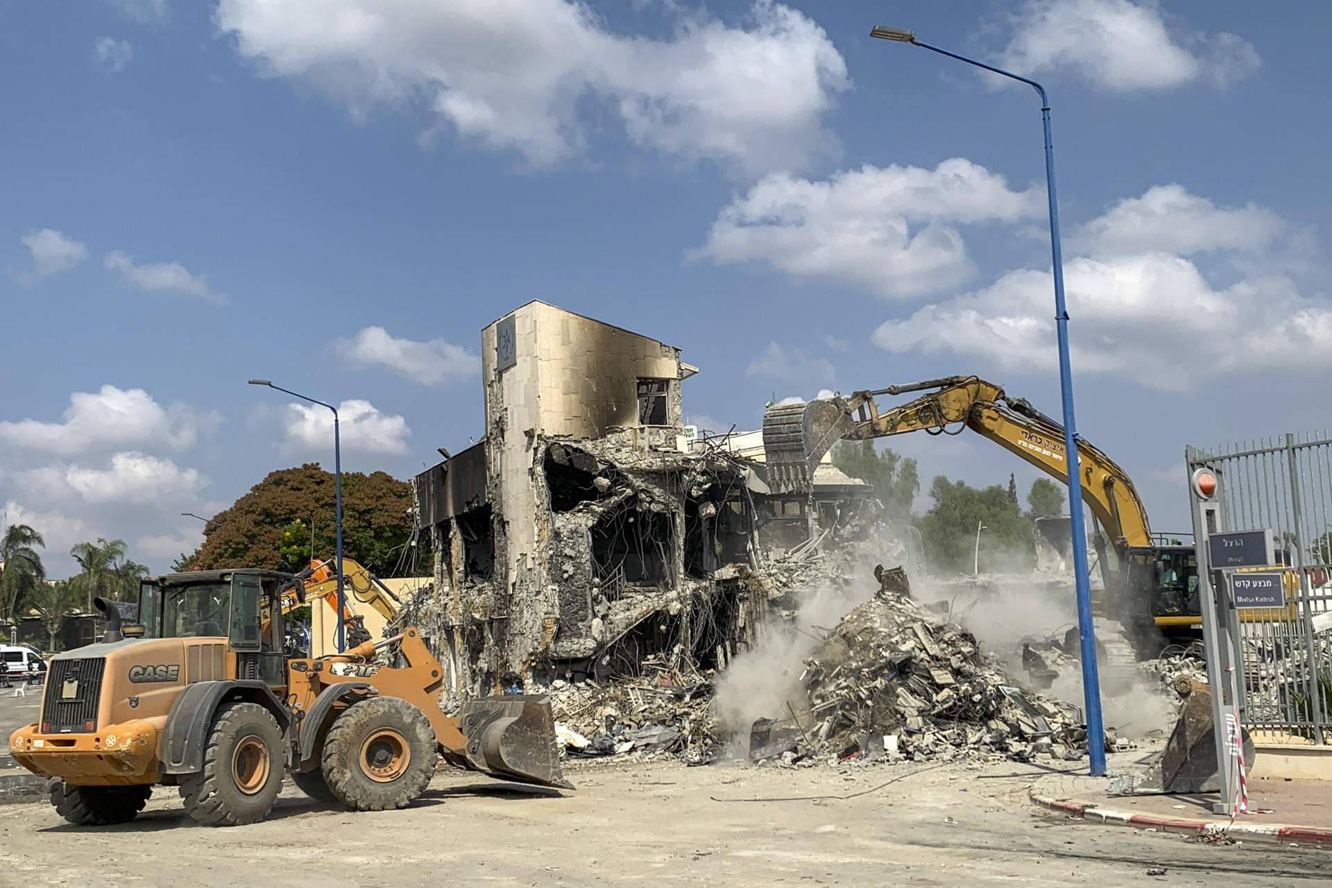 Em Sderot, Israel, ataques do Hamas massacraram dezenas de cidadãos e deixaram edifícios destruídos (como a esquadra da polícia, na foto), veículos queimados, manchas de sangue e um mar de cartuchos nas ruas