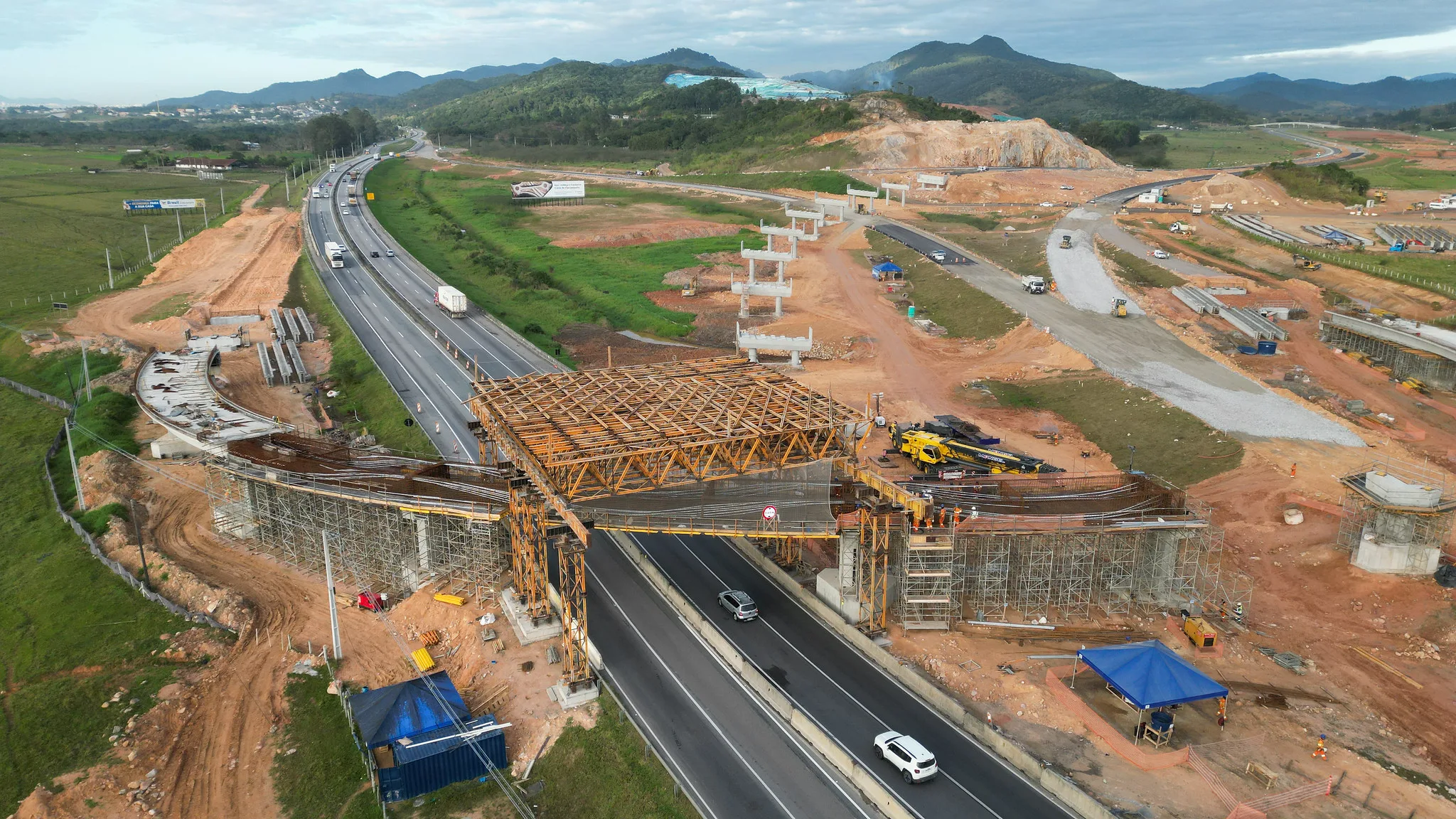 Evolução das obras no contorno viário de Florianópolis (SC), em julho de 2023.