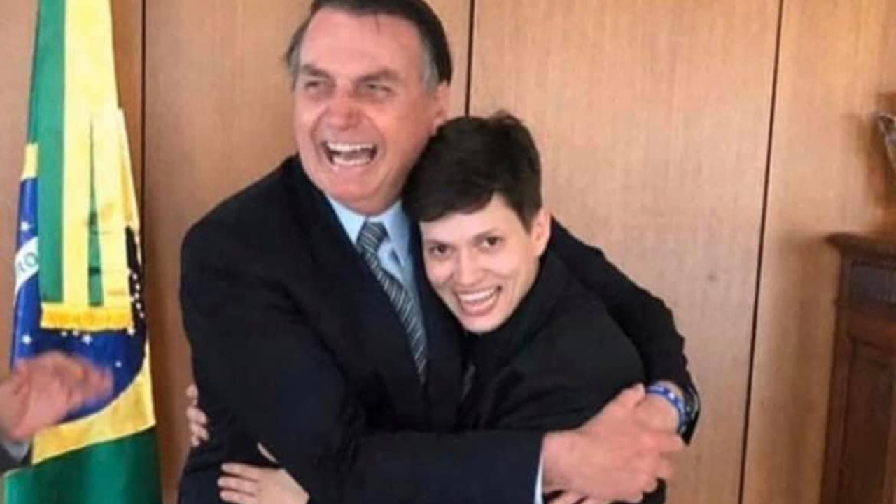 Karol Eller era próxima da família Bolsonaro e apoiou as candidaturas do ex-presidente em 2019 e 2022. A confirmação da morte foi feita pelo deputado Paulo Mansur (PL).