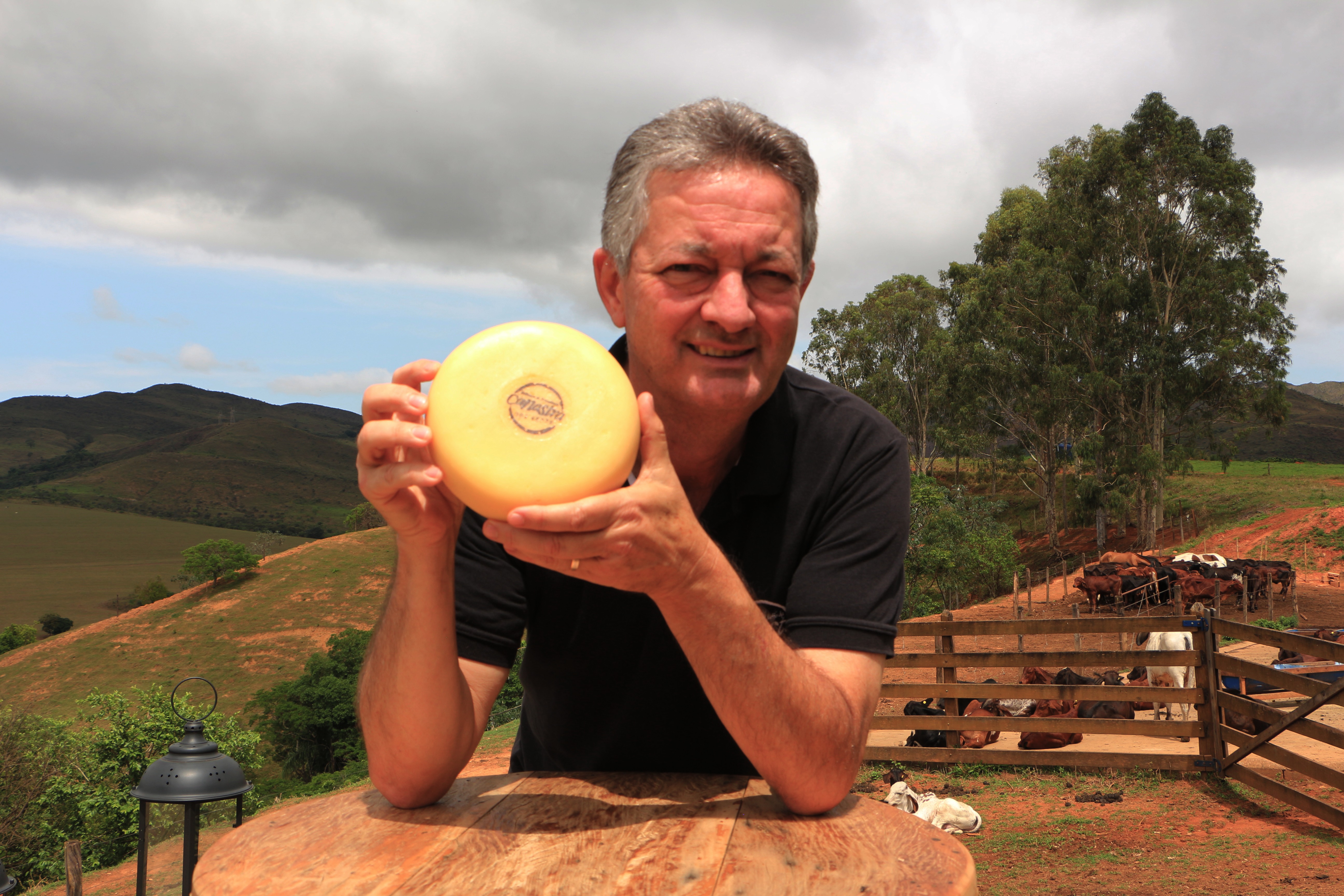 Patrimônio Cultural e Imaterial Brasileiro, o queijo canastra tem produção concentrada em Minas Gerais e é reconhecido mundialmente. Um dos produtores é João Carlos Leite (na foto).