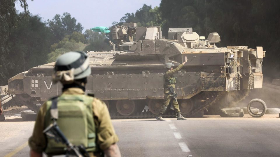 Um tanque de guerra israelense manobra em Sderot, sul de Israel