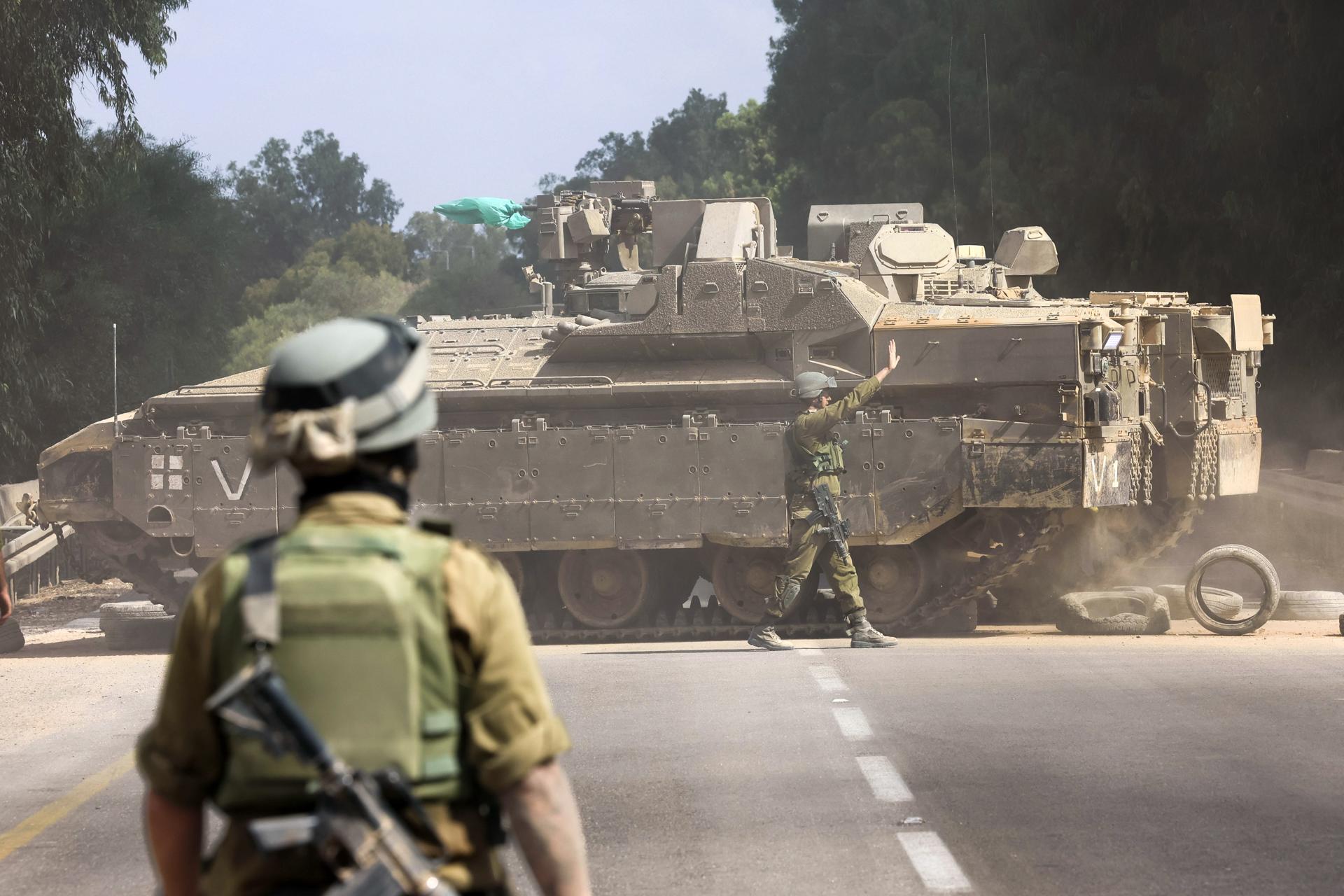 Um tanque de guerra israelense manobra em Sderot, sul de Israel