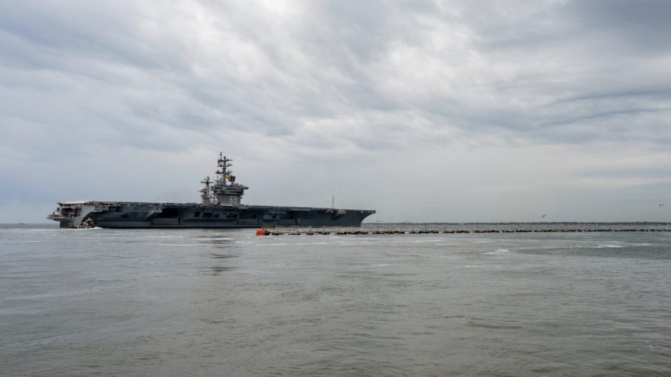 Porta aviões USS Dwight D. Eisenhower
