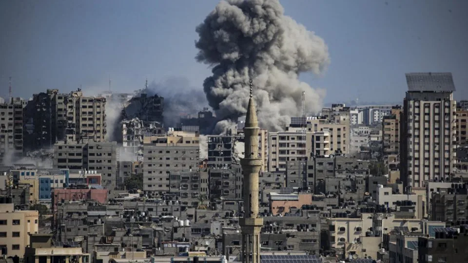 Explosão causada por bombardeio nana Faixa de Gaza