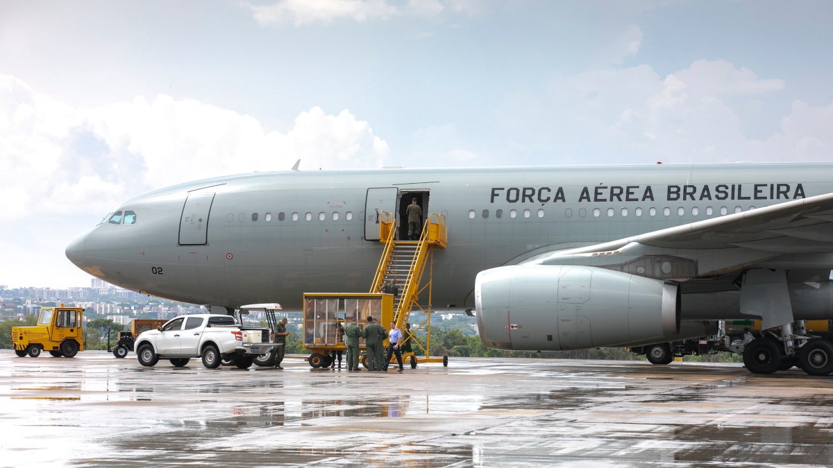 Sétimo voo decola no final da tarde desta segunda com capacidade para trazer mais 210 brasileiros. Resgate em Gaza ainda não tem previsão.