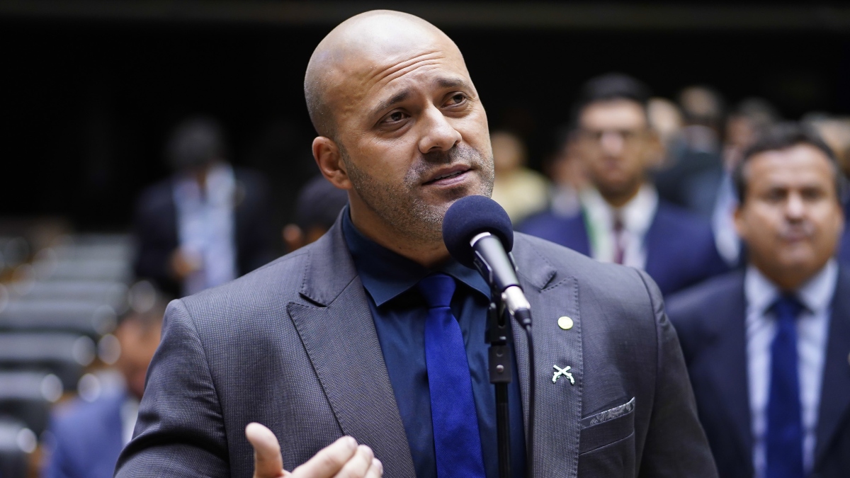 Ministro Alexandre de Moraes afirma que medidas cautelares impostas a Daniel Silveira não reduzem tempo da pena.