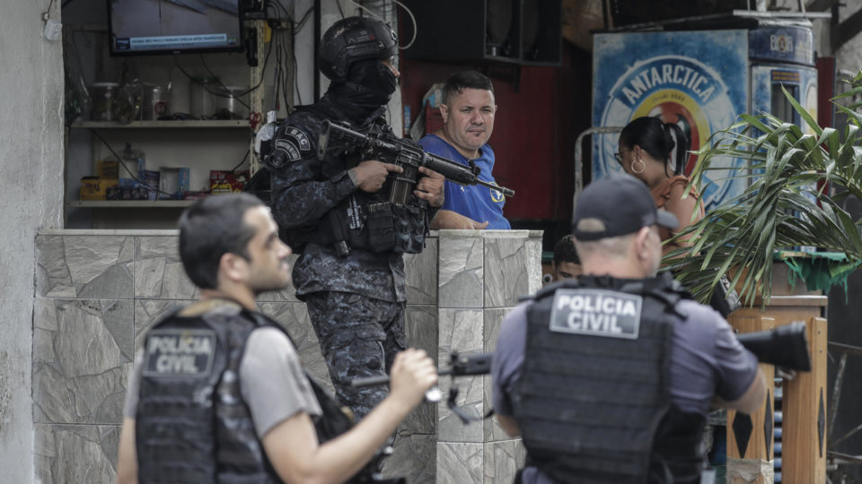 Policiais em operação em favela do Rio