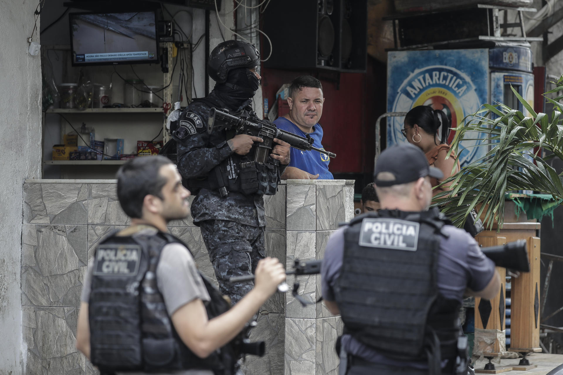 Policiais em operação em favela do Rio