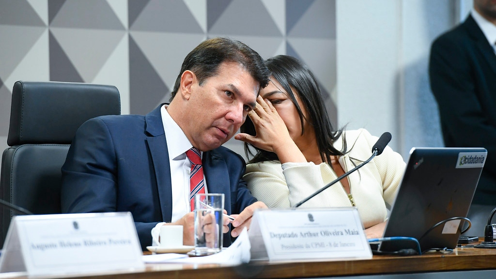 Presidente da CPMI, deputado Arthur de Oliveira Maia (União-BA), e a relatora Eliziane Gama (PSD-MA).