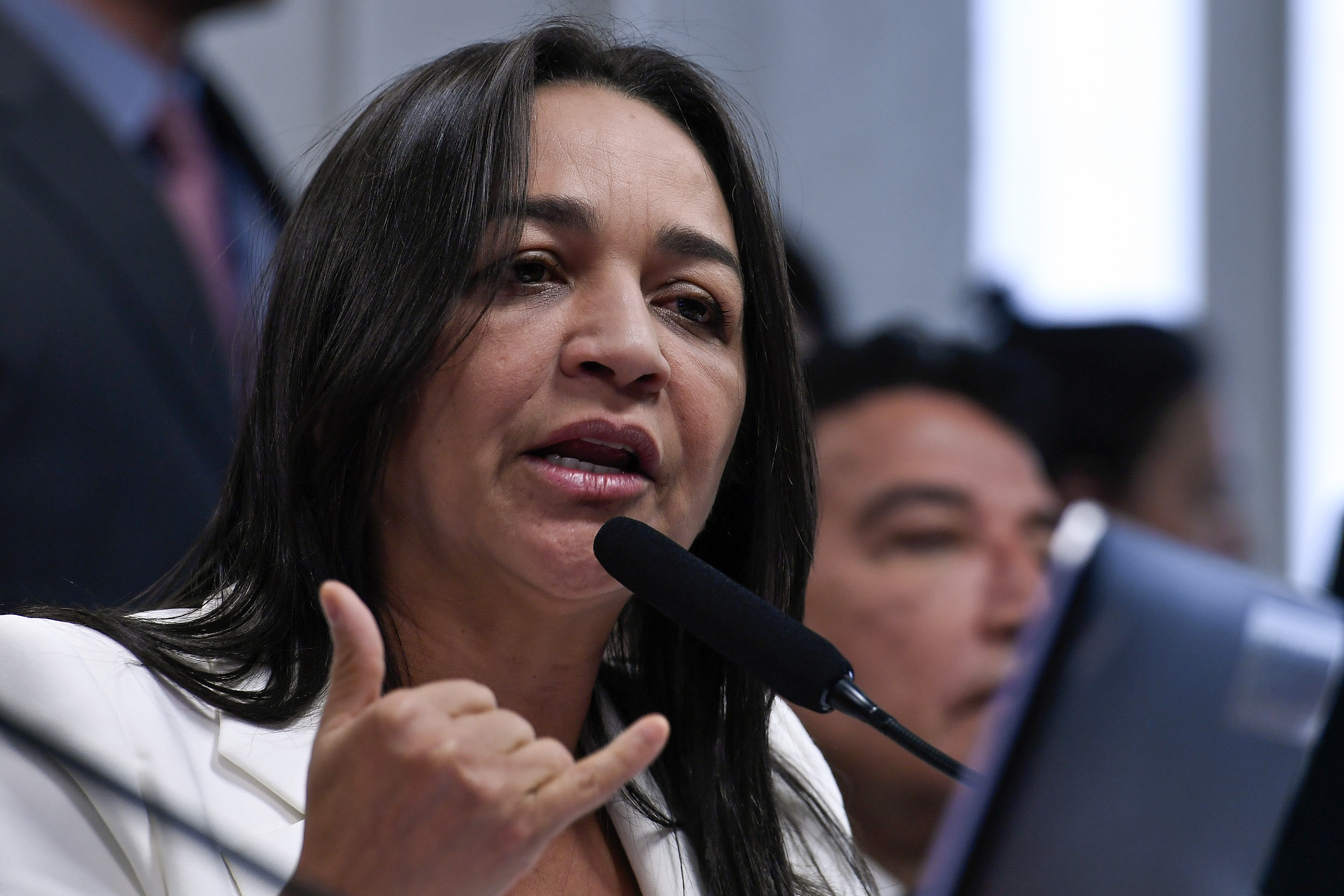 Relatora da CPMI pediu indiciamento de Bolsonaro, militares e políticos ligados ao ex-presidente, mas isentou governistas