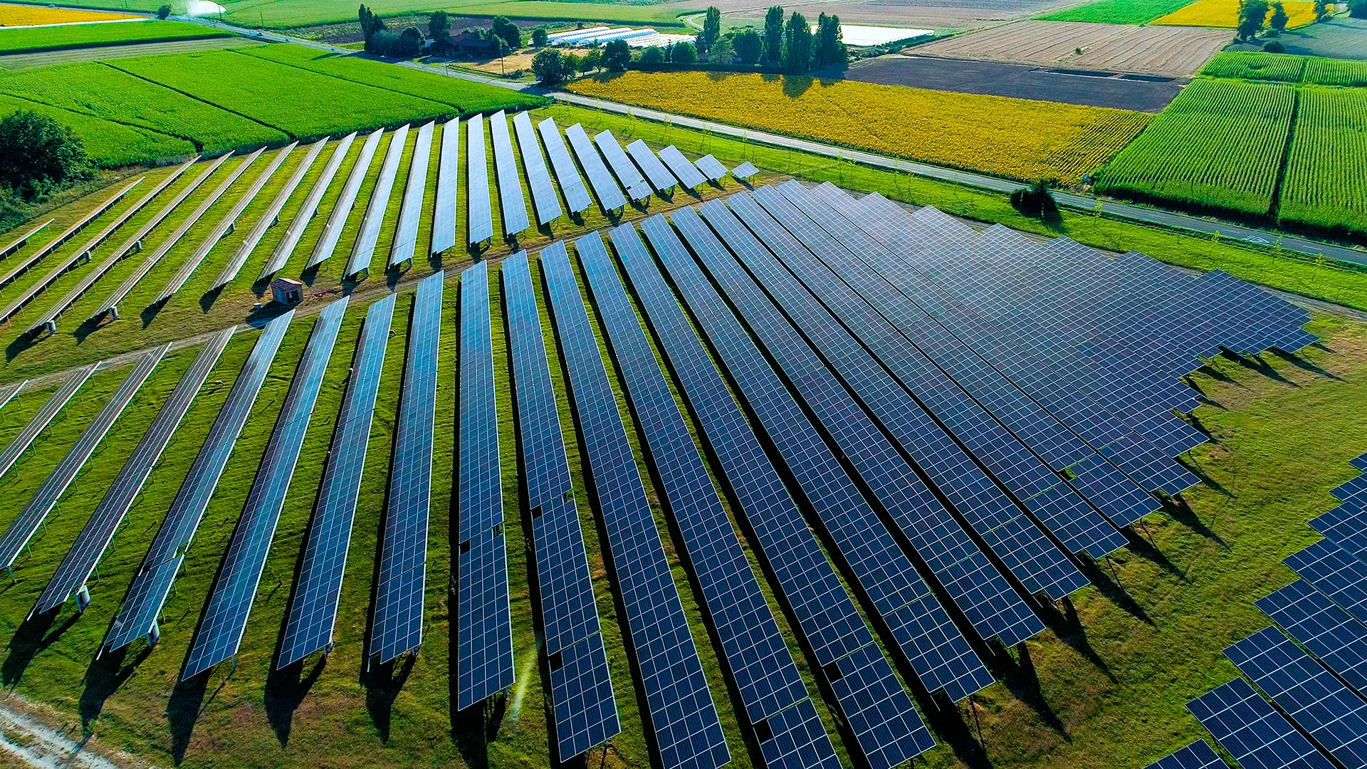 Se você tem uma propriedade rural ou grande área afastada do centro, pode ser a oportunidade de investir na sua própria fazenda solar e ganhar dinheiro com a revenda de energia solar