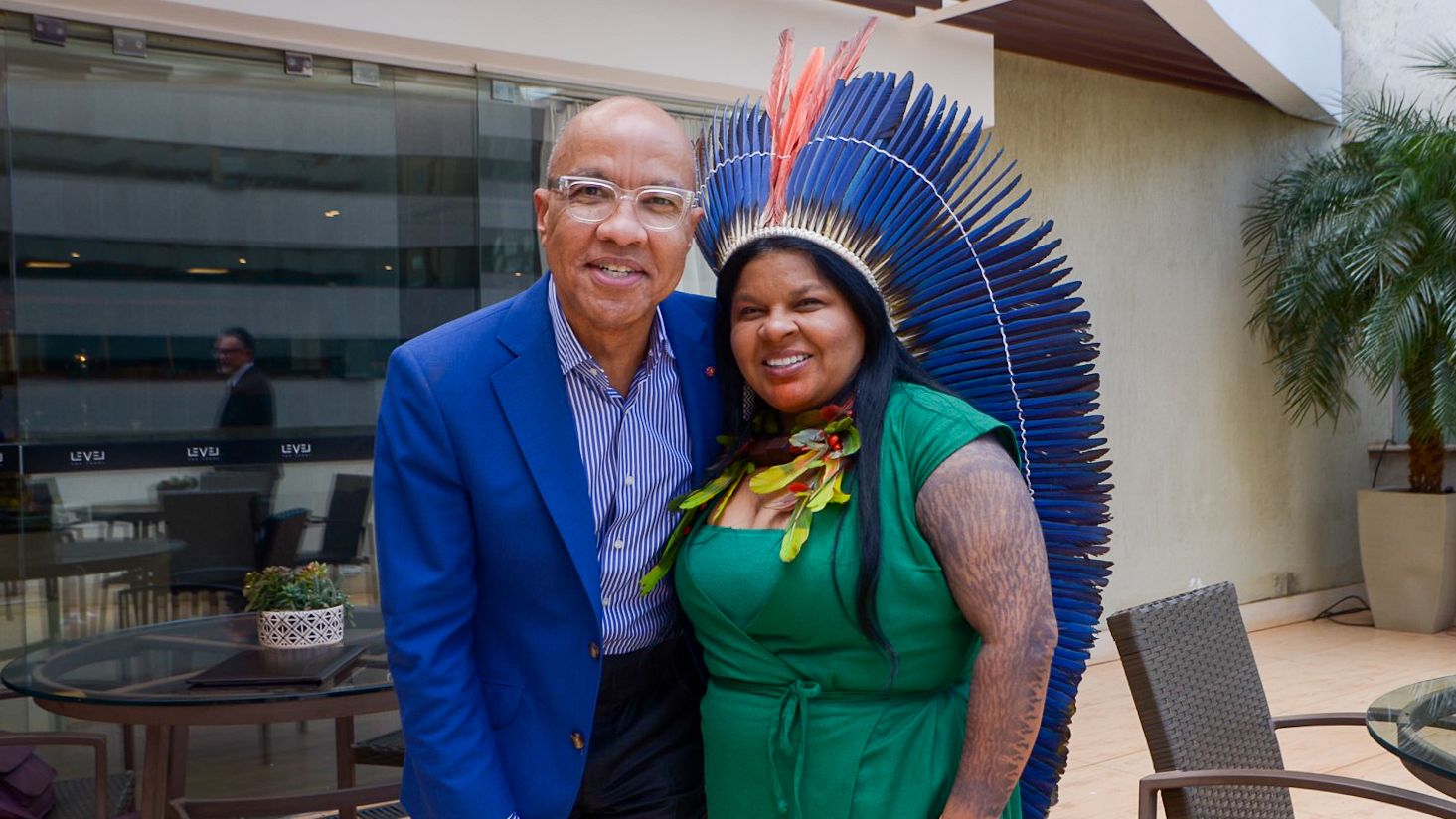 Darren Walker (à esquerda), presidente da Fundação Ford, e Sonia Guajajara (à direita), Ministra dos Povos Indígenas do Brasil.