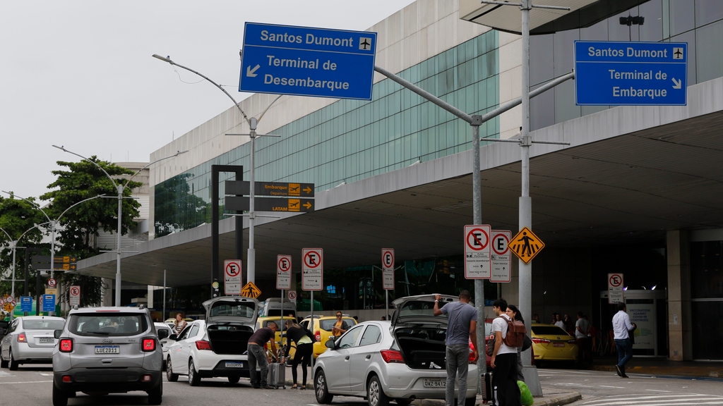 Ministro Silvio Costa Filho diz que pode limitar fluxo de passageiros em vez de raio de origem e destino de voos.