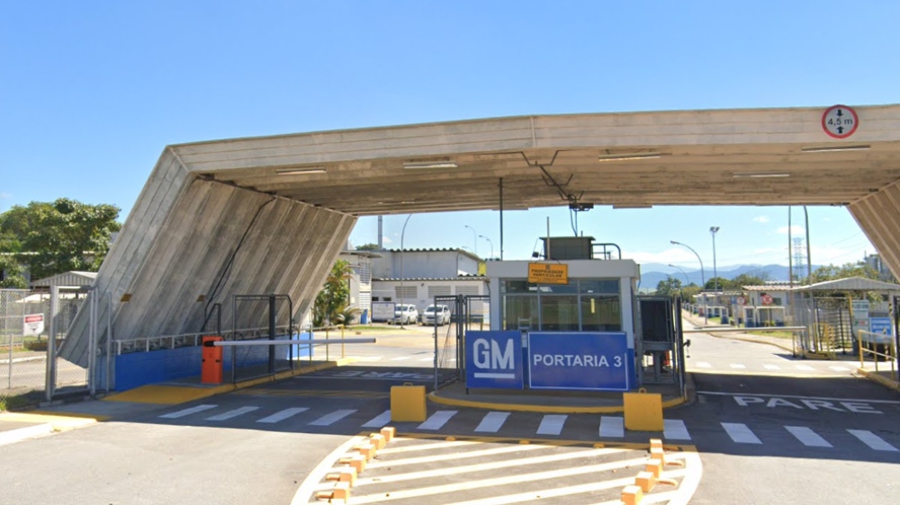 Greve de funcionários vai afetar fábricas da GM no interior de São Paulo após demissões por e-mails e telegramas no fim de semana.