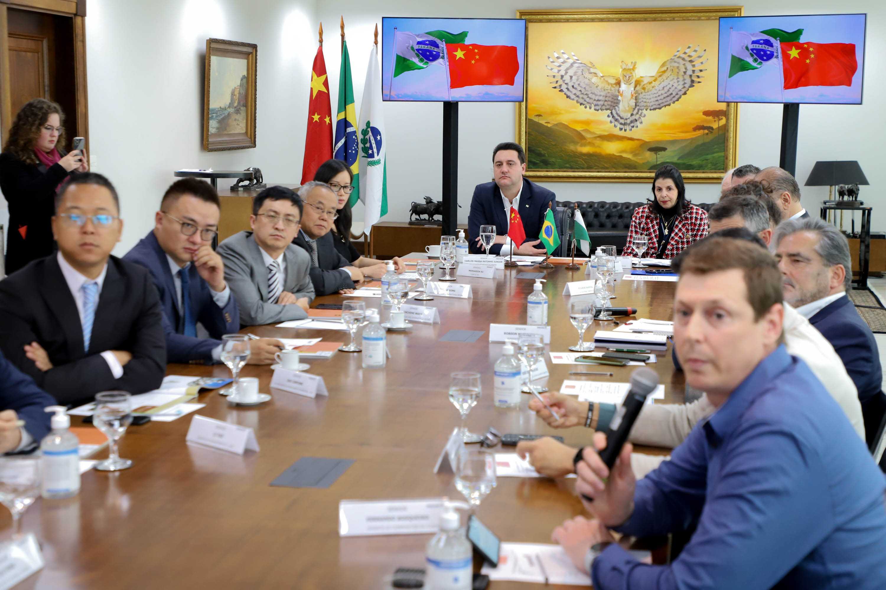 Governador Ratinho Junior (PSD) em reunião com empresários chineses