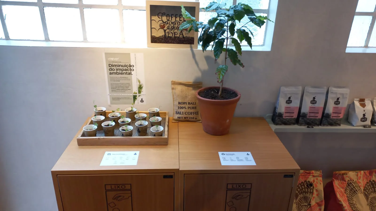 Mudas de temperos e hortaliças produzidas a partir de resíduos orgânicos da cozinha do estabelecimento são disponibilizadas aos clientes, gratuitamente.