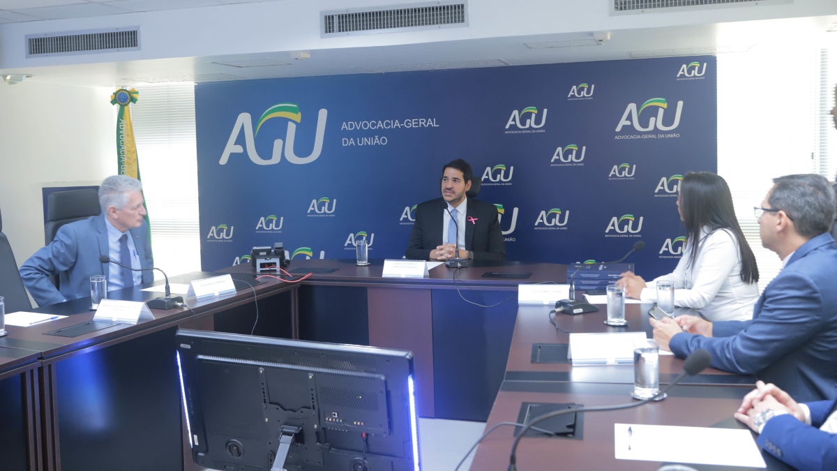 Senadora Eliziane Gama entregou relatório da CPMI dos atos de 8 de janeiro ao advogado-geral da União, Jorge Messias.