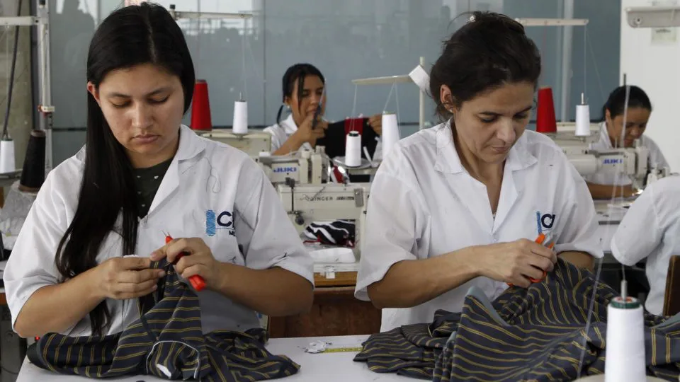 Operárias em confecção em Medellín, na Colômbia
