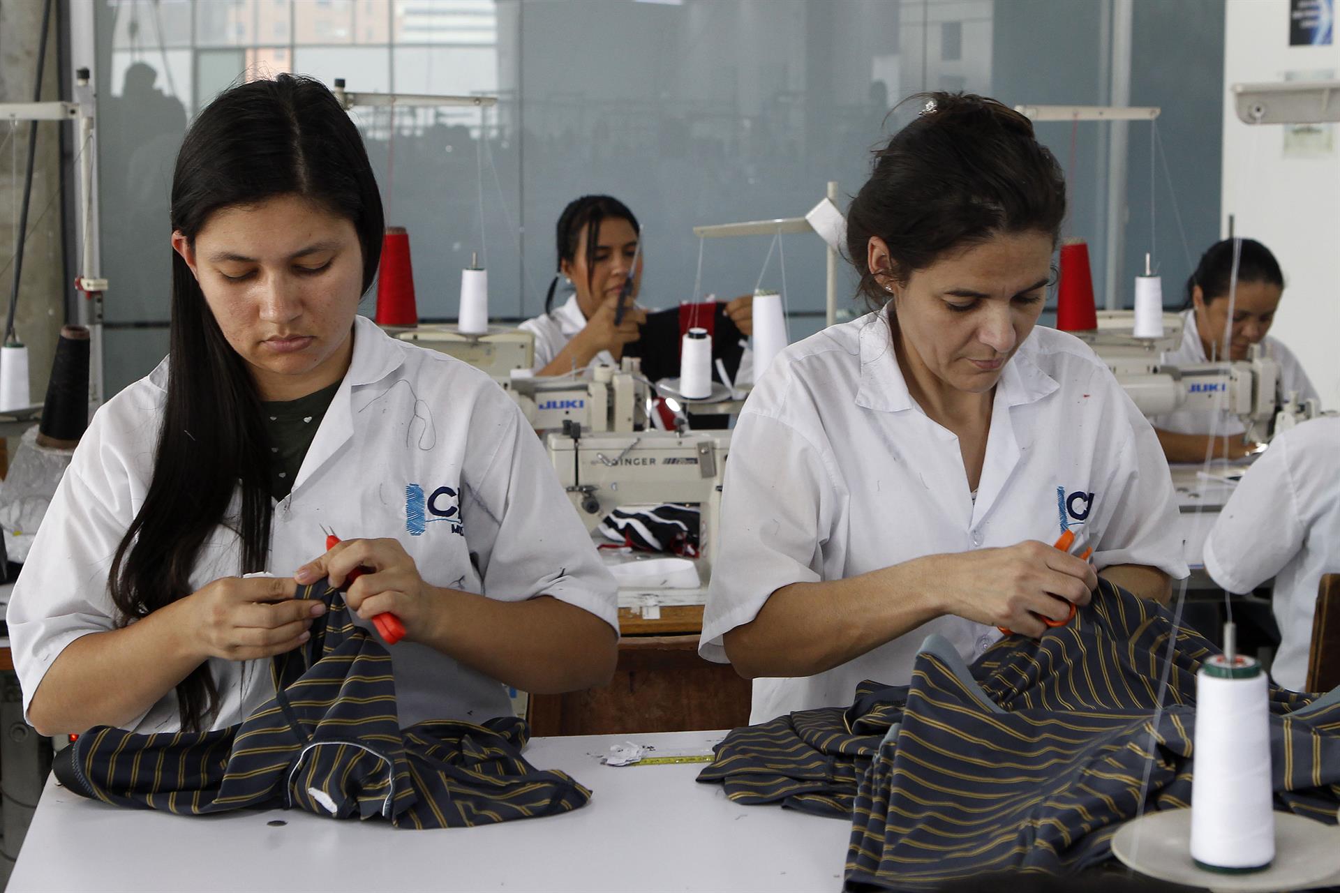 Operárias em confecção em Medellín, na Colômbia